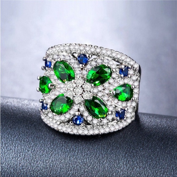 New Luxury 925 Silver  Emerald Diamond Party Ring New - Picture 5 of 5